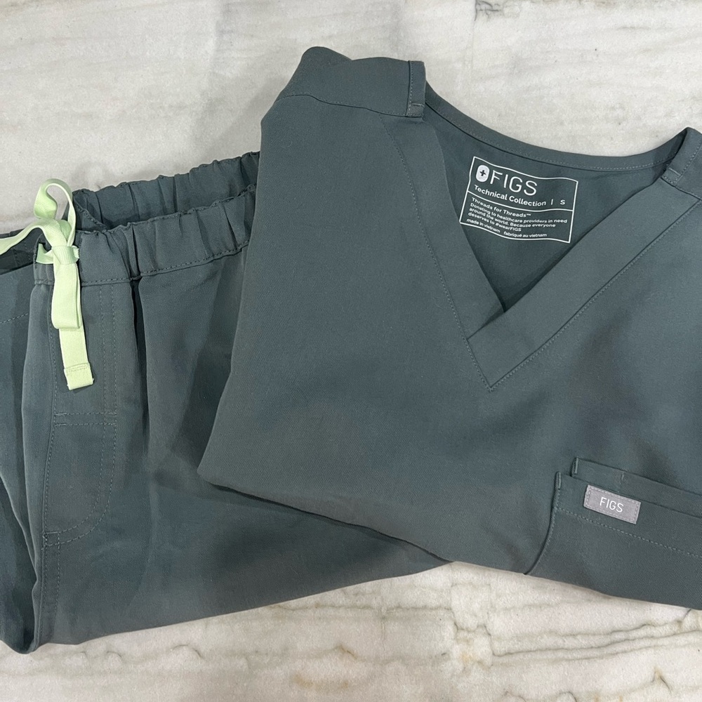 Men’s FIGS scrubs set, sz S